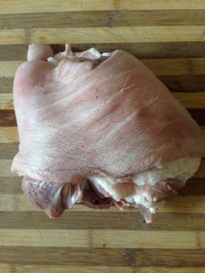 小肘子一个 剔骨 洗净 把皮反复刮干净 