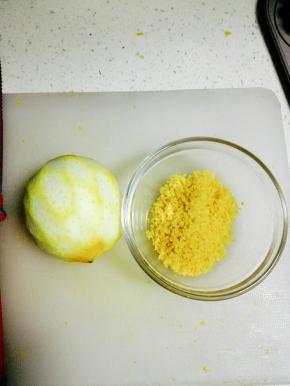 柠檬表皮用盐搓掉蜡，用水洗净后擦干，用刨皮刀刮下黄色表皮，不要白色部分，用刀切碎成末