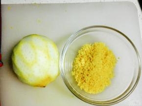 柠檬表皮用盐搓掉蜡，用水洗净后擦干，用刨皮刀刮下黄色表皮，不要白色部分，用刀切碎成末
