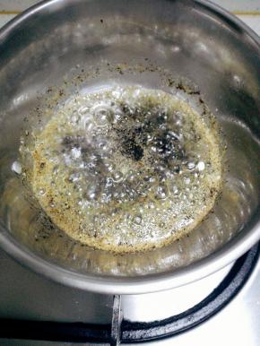 黄油放入奶锅内，小火加热至融化，加入红茶粉末，微火加热，稍微搅拌，加热2分钟，闻到茶香味即可关火备用