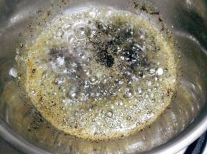 黄油放入奶锅内，小火加热至融化，加入红茶粉末，微火加热，稍微搅拌，加热2分钟，闻到茶香味即可关火备用