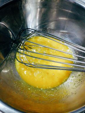 干净的盆内放入蛋液，糖，盐，用手动打蛋器搅打至细砂糖融化，蛋糊呈浓稠状即可