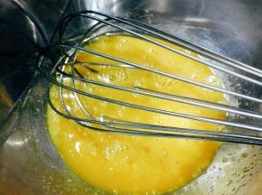 干净的盆内放入蛋液，糖，盐，用手动打蛋器搅打至细砂糖融化，蛋糊呈浓稠状即可