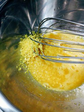 加入蜂蜜，搅拌均匀，加入柠檬皮屑，搅拌均匀
