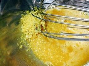 加入蜂蜜，搅拌均匀，加入柠檬皮屑，搅拌均匀