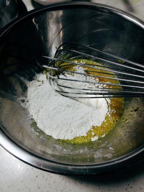 加入筛好的粉类，用手动打蛋器搅拌均匀