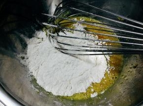 加入筛好的粉类，用手动打蛋器搅拌均匀