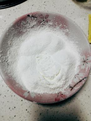 低粉和泡打粉混合过筛两次，备用