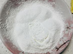 低粉和泡打粉混合过筛两次，备用