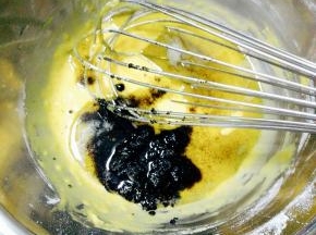 倒入已凉的红茶黄油，搅拌均匀