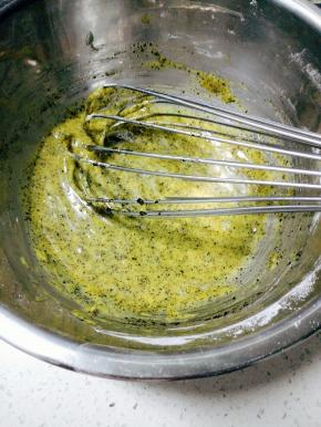 搅拌好的蛋糕糊放入冰箱冷藏一晚