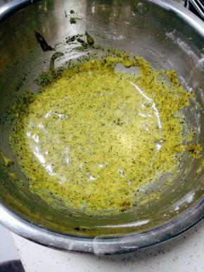 第二天，取出蛋糕糊，回温至可以流动的状态