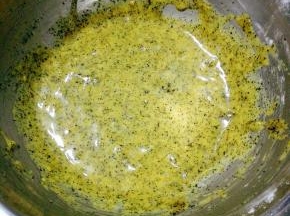 第二天，取出蛋糕糊，回温至可以流动的状态