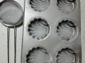 贝壳模具内抹上一层黄油，再筛上一层高粉（此步是为了纹路更好看，也更好脱模）