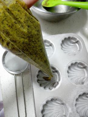 此时烤箱200度，上下管，预热
将蛋糕糊装入裱花袋中，裱花袋剪一个约1厘米的口子