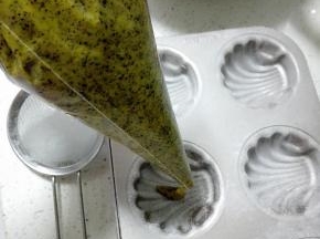 此时烤箱200度，上下管，预热
将蛋糕糊装入裱花袋中，裱花袋剪一个约1厘米的口子