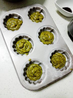 将蛋糕糊挤入已涂油撒粉的模具中，约7分满