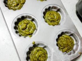 将蛋糕糊挤入已涂油撒粉的模具中，约7分满