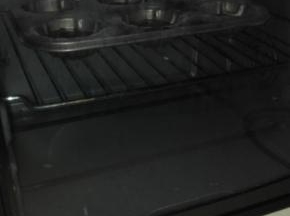 将模具放入预热好的烤箱内，中层，上下管，190度，15分钟