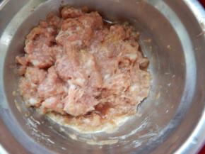 猪肉剁碎加入料酒生抽淀粉抓匀腌10分钟