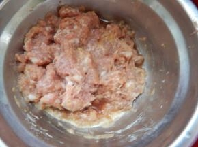 猪肉剁碎加入料酒生抽淀粉抓匀腌10分钟