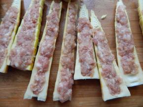 然后塞上腌好的肉