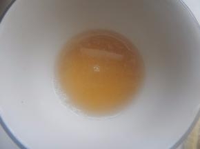 蒸的水倒入碗里