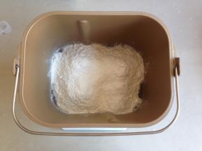 将水、鸡蛋、糖、盐、奶粉、面粉依次放入到面包桶内