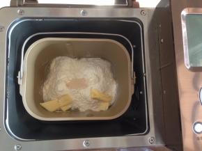 将面包桶放入到东菱面包机内