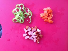 在等待发酵的时间，将青椒、红萝卜、脆皮肠切成簿片和小块