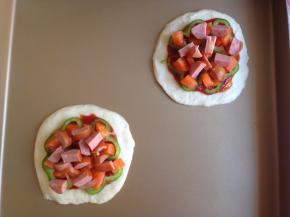 放上红萝卜粒和脆皮肠粒