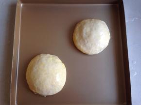 发酵好的面包坯取出，预热烤箱上火170度，下火175度，面包坯涂上蛋液