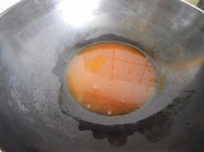 然后把汁倒入锅里