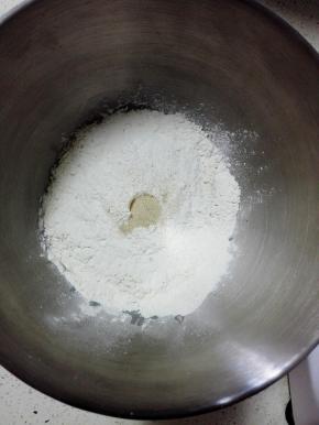 除豆沙和黄油外，所有材料放入厨师机中，顺序是：牛奶，全蛋液，细砂糖，盐，高粉，酵母