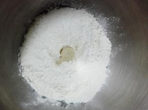 除豆沙和黄油外，所有材料放入厨师机中，顺序是：牛奶，全蛋液，细砂糖，盐，高粉，酵母