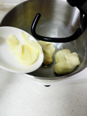 厨师机1档5分钟，3档6分钟，加入软化的黄油，1档2分钟，3档8分钟至出膜