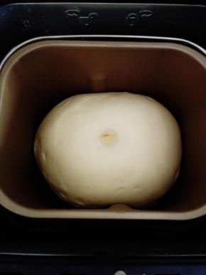 放入面包机中，发酵1小时至2-2.5倍大小