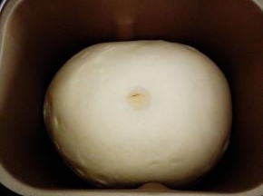 放入面包机中，发酵1小时至2-2.5倍大小