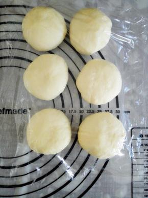 发酵好的面团，揉匀排气后，分成6个小圆球（约60克每个），静置15分钟