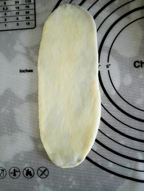 用擀面杖轻轻压成椭圆形状，注意别把馅擀出