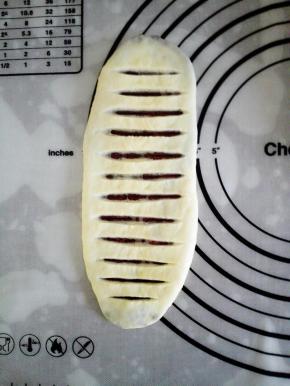 用陶瓷刀在表面均匀的划上口子，只要划上面那层面皮就好啦