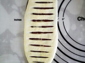 用陶瓷刀在表面均匀的划上口子，只要划上面那层面皮就好啦