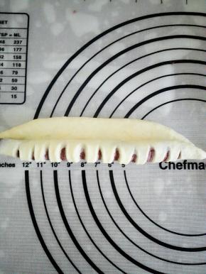 划好后，翻面，从下往上卷起，注意一头稍微紧些