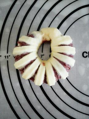 卷成一个圈型，紧的一头塞入另一头，捏紧