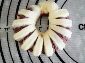 卷成一个圈型，紧的一头塞入另一头，捏紧