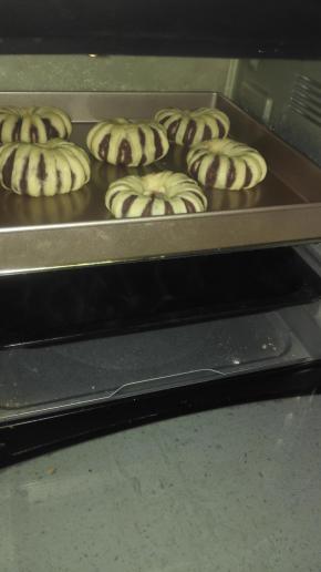 放入烤箱二次发酵，38度50分钟，烤箱最下层放一盘热水
