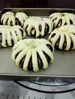 发酵至两倍大时，取出刷一层全蛋液