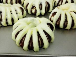 发酵至两倍大时，取出刷一层全蛋液