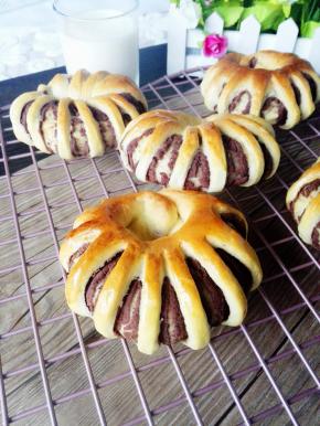 放入预热好的烤箱中，180度25分钟，至表面金黄色即可取出