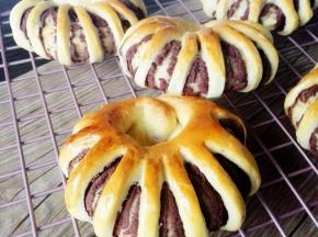 放入预热好的烤箱中，180度25分钟，至表面金黄色即可取出